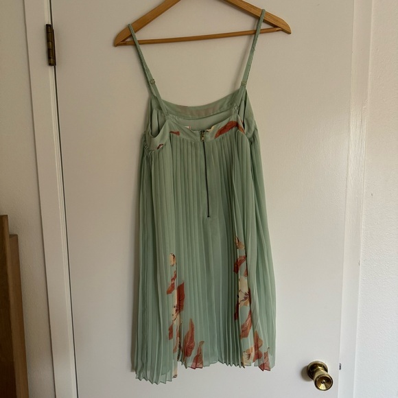 Accordion pleated floral mini dress - Picture 6 of 10